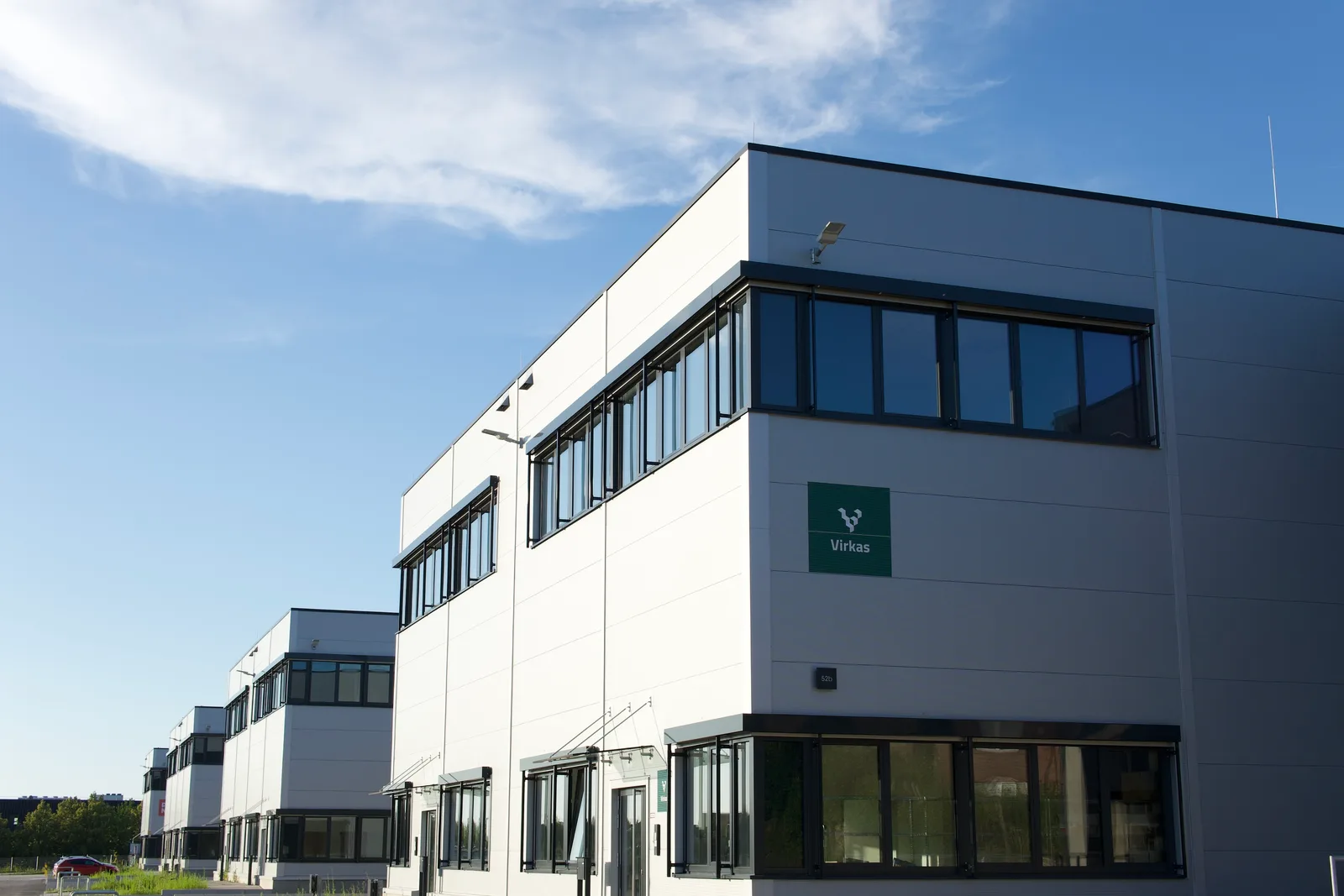 Außenansicht des Virkas-Standorts Hannover mit sichtbarem Unternehmensschild