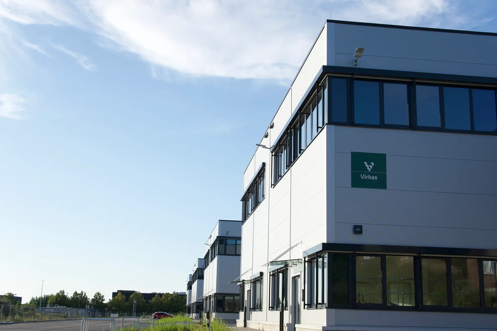 Außenansicht des Virkas-Standorts Hannover mit Unternehmensschild und Lagergebäude